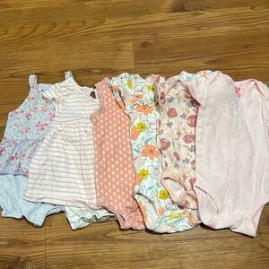6 assorted bodysuits